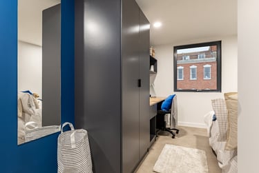 Cozy En Suite - Image 5